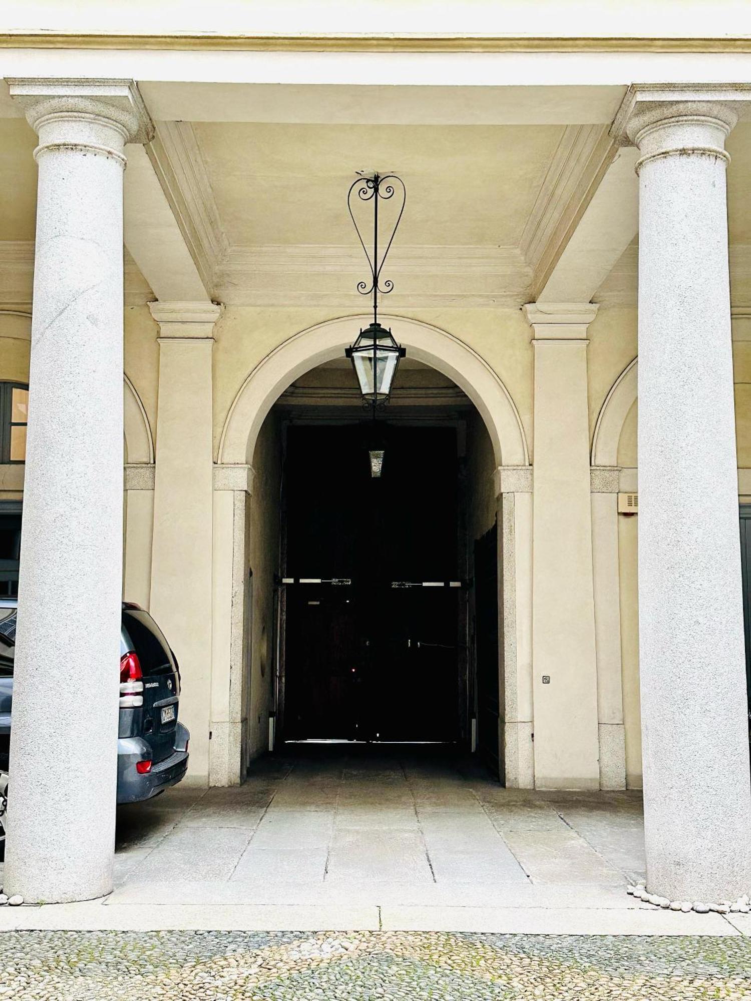 Nerino House, Elegante E Tranquillo Appartamento A 5 Minuti Dal Duomo Milánó Kültér fotó